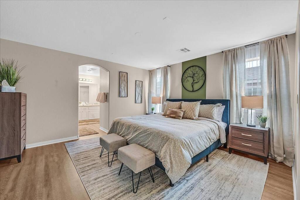 King Bed In Master Suite! Holiday home *